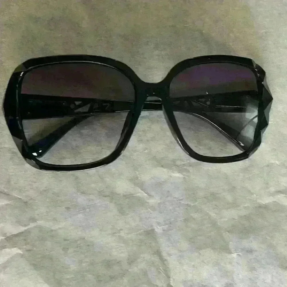 Woman sunglasses. - Picture 3 of 4